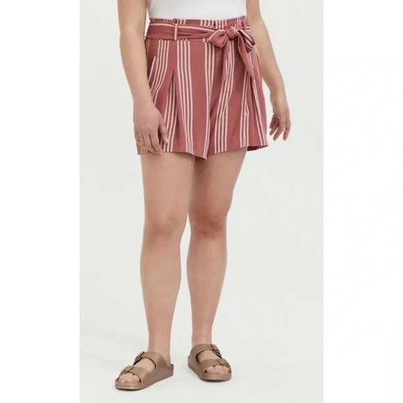 NWT Torrid 5” Stretch Crepe Mid-Rise Tie Front Shorts - Picture 1 of 11